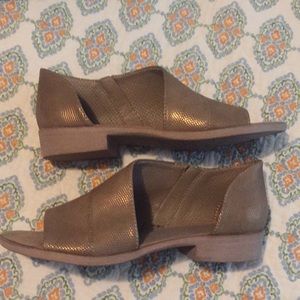NWT Auburn Sedina Flats Baretraps (7.5)